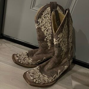A1094 - WOMEN'S BONE COLOR FLORAL EMBROIDERY COWBOY BOOT, size 9